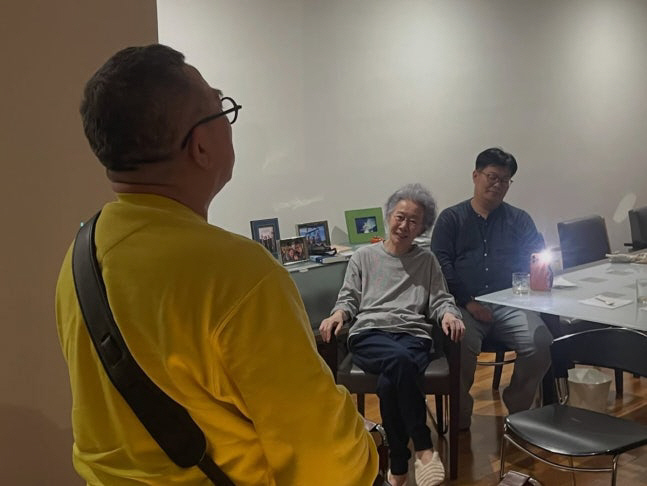 <b>윤여정</b>, 자택서 소박한 <b>팔순 파티</b>..김수철 공연부터 정현 그림 선물까지