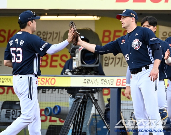 4일 대구 삼성라이온즈파크에서 열린 두산과 삼성의 경기. 6회말 투구를 끝낸 벤자민이 동료들을 맞이하고 있다. 대구=허상욱 기자wook@sportschosun.com/2026.10.04/