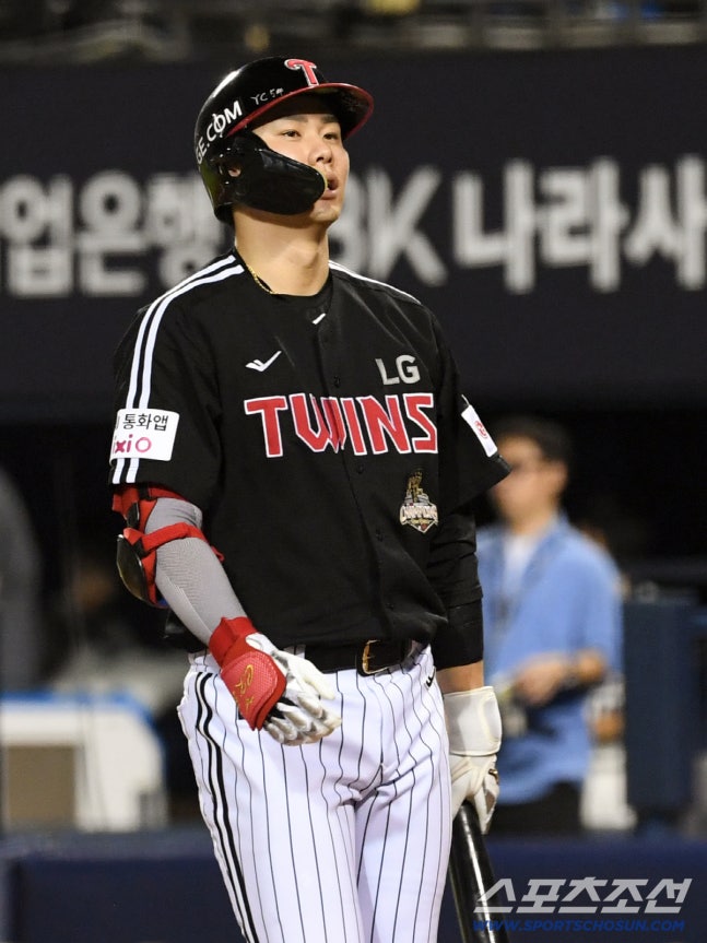 2일 잠실구장에서 열린 두산과 LG의 경기. LG 홍창기가 삼진을 당한 뒤 아쉬워하고 있다. 잠실=박재만 기자 pjm@sportschosun.com/2026.09.02/