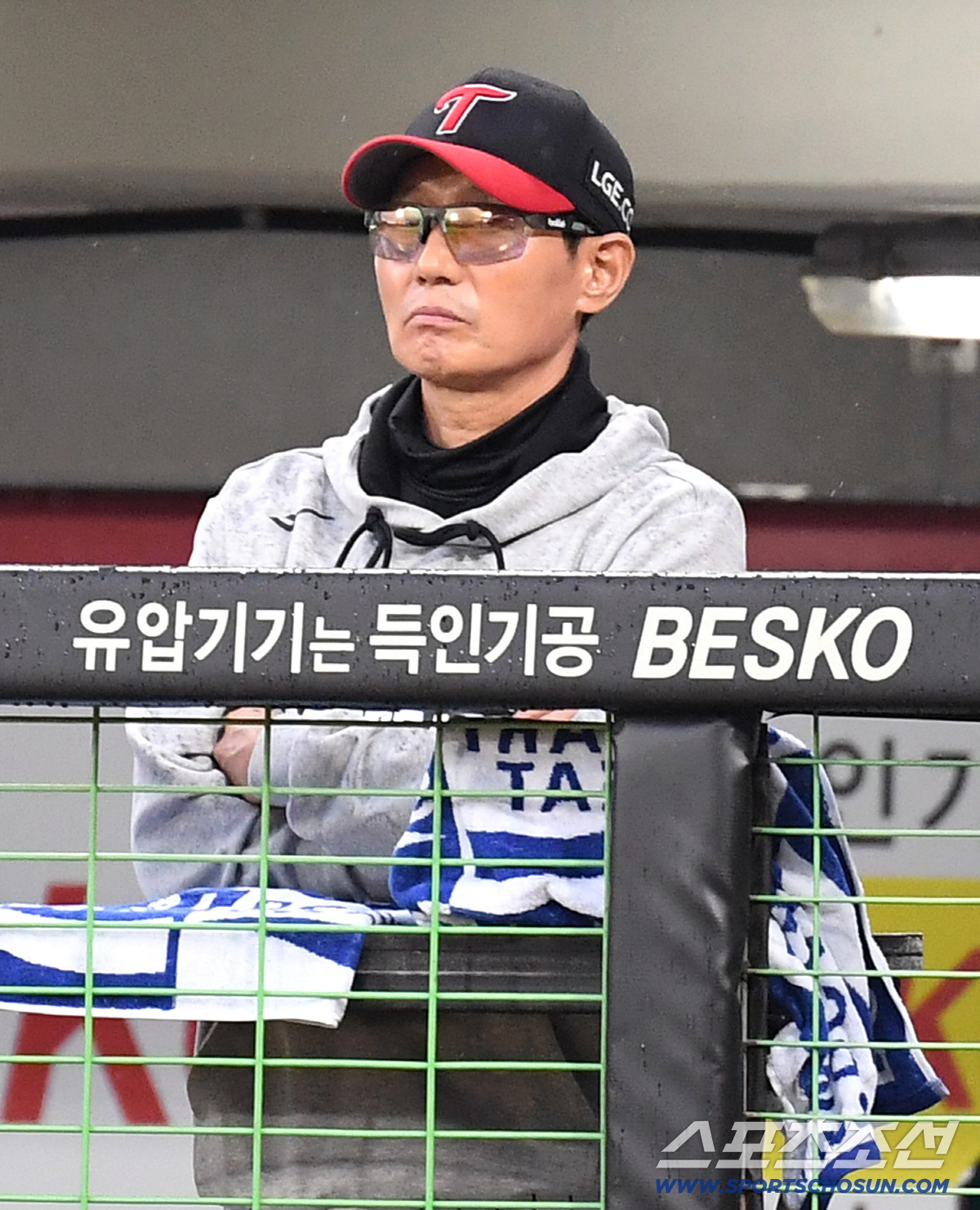 'KKKK' <b>부진</b> 이재원 타석에 대타 생각은? 목이 잠긴 염갈량, 고개를 가로...