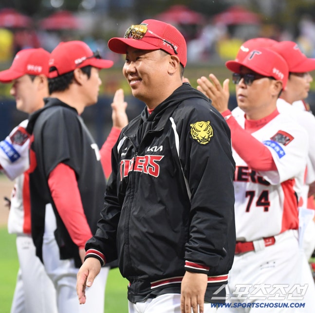 18일 전남광주 기아챔피언스필드에서 준PO 2차전 KIA와 LG의 경기가 열렸다. KIA가 LG에 승리했다. 경기 종료 후 미소짓는 KIA 이범호 감독. 광주=송정헌 기자songs@sportschosun.com/2026.10.18/