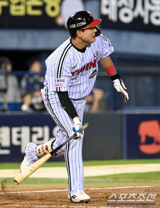 14일 잠실야구장에서 열린 두산과 LG의 와일드카드 1차전. 5회말 문정빈이 중견수 앞 안타를 치고 있다. 잠실=허상욱 기자wook@sportschosun.com/2026.10.14/