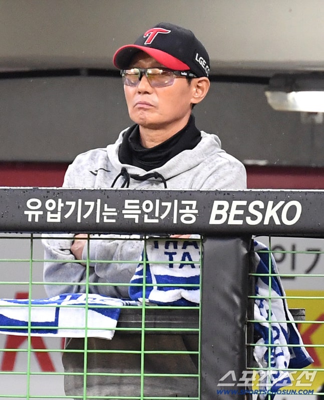 18일 전남광주 기아챔피언스필드에서 준PO 2차전 KIA와 LG의 경기가 열렸다. 경기 지켜보는 LG 염경엽 감독. 광주=송정헌 기자songs@sportschosun.com/2026.10.18/