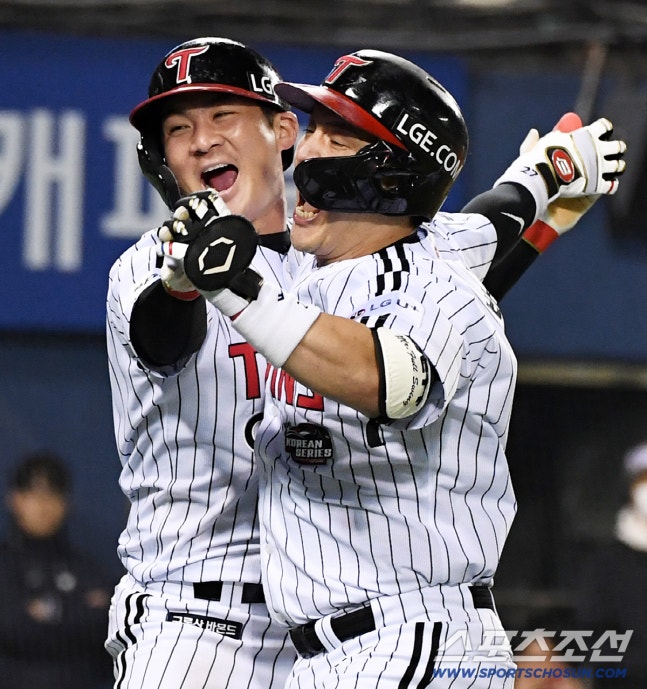 8일 잠실구장에서 열린 LG와 KT의 한국시리즈 2차전. 8회말 1사 2루 LG 박동원이 역전 투런포를 날린 뒤 환호하고 있다. 잠실=박재만 기자 pjm@sportschosun.com/2023.11.08/