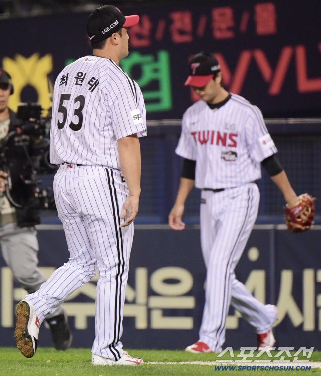 8일 서울 잠실구장에서 열린 KT와 LG의 한국시리즈 2차전. 1회초 1사 만루 장성우에게 2타점 적시타를 허용한 최원태가 강판되고 있다. 잠실=정재근 기자 cjg@sportschosun.com/2023.11.8/