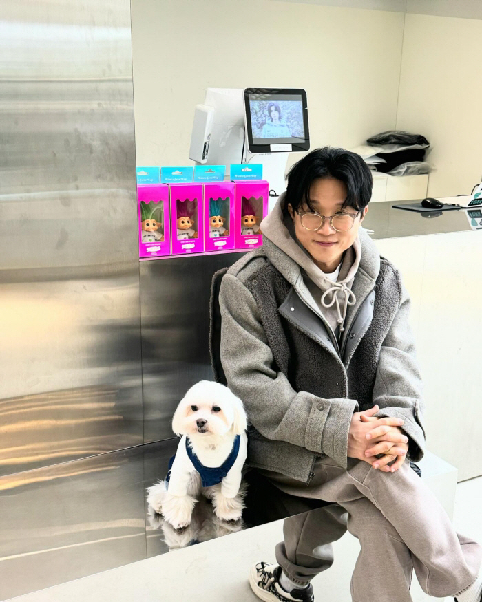 屋内のベンチで愛犬クァンボクと並んで座るパク・ソンガン