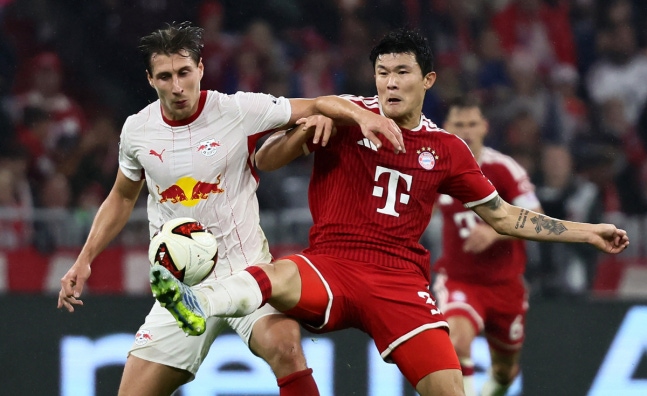 epa13311935 Min-jae Kim of Munich (R) and Willi Orban of Leipzig (L) in action during the German Bundesliga soccer match between FC Bayern Munich and RB Leipzig in Munich, Germany, 17 October 2026. EPA/RONALD WITTEK CONDITIONS - ATTENTION: The DFL regulations prohibit any use of photographs as image