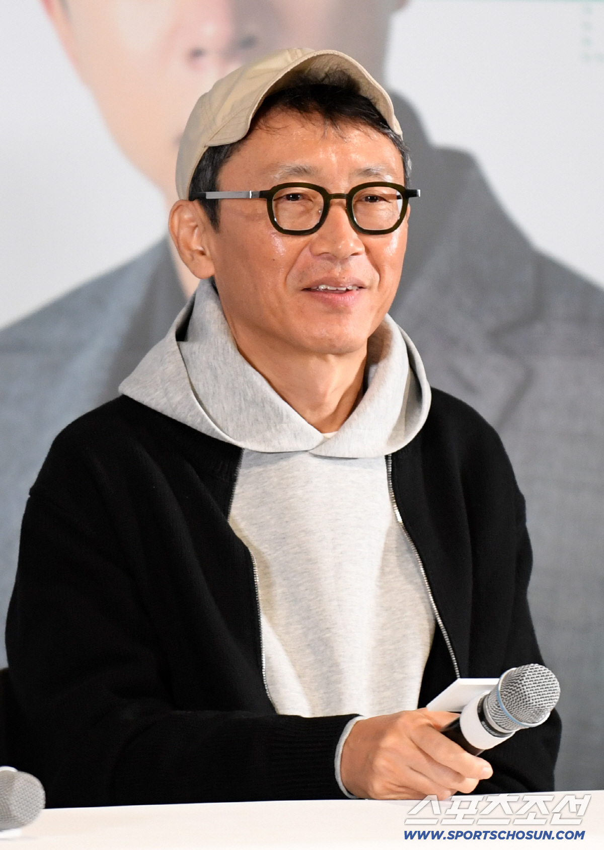 映画「수능, 출제의 비밀」の会見でインタビューを受けるイ・ヨンジェ監督