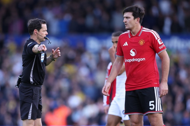 epa13313726 Referee Darren England (L) and Harry Maguire of Manchester United (R) react during the English Premier League match between Leeds United and Manchester United, in Leeds, Britain, 18 October 2026. EPA/ADAM VAUGHAN EDITORIAL USE ONLY. No use with unauthorized audio, video, data, fixture li