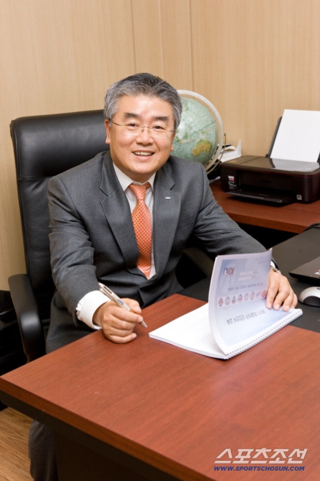 ◇2011년 처음 단장에 선임된 후 기념 촬영을 하고 있는 김 단장. 스포츠조선DB
