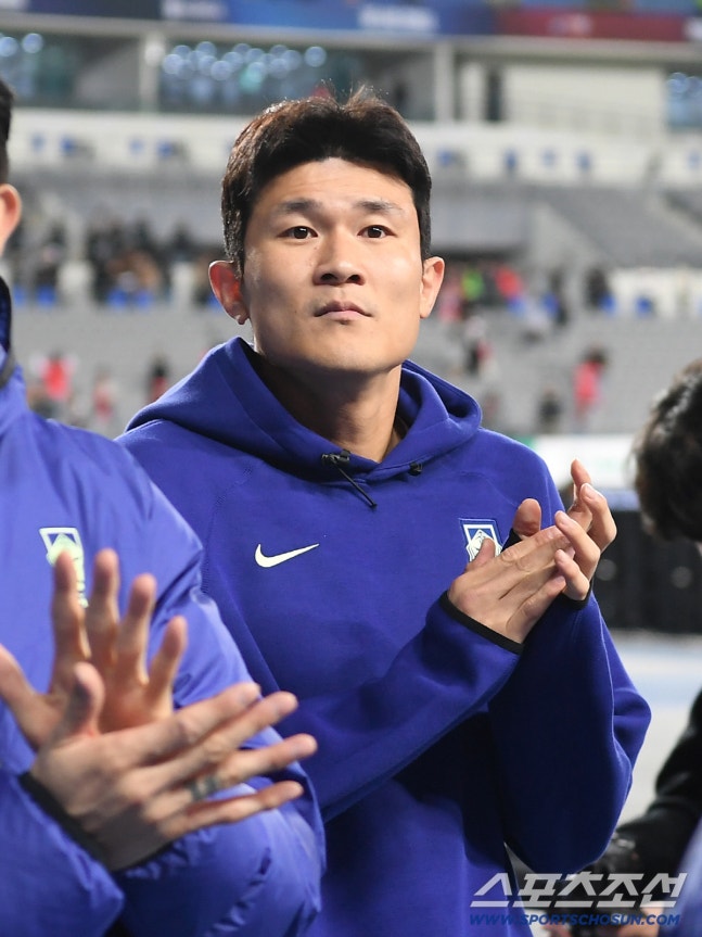6일 오후 용인미르스타디움에서 열린 대한민국 축구대표팀과 우즈베키스탄의 친선경기. 한국이 2대0으로 승리했다. 김민재가 팬들에게 인사하고 있다. 용인=정재근 기자 cjg@sportschosun.com/2026.10.6/