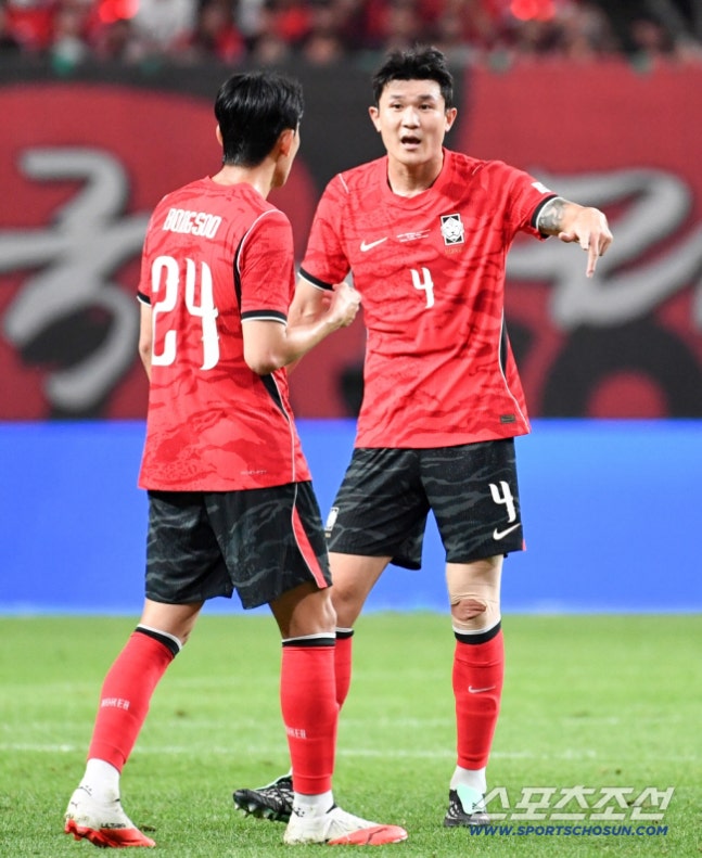 28일 서울월드컵경기장에서 열린 대한민국 축구대표팀과 우루과이의 친선 경기. 김봉수, 김민재가 수비 라인을 조율하고 있다. 상암=박재만 기자 pjm@sportschosun.com/2026.09.28/