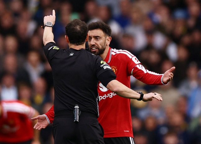 Soccer Football - Premier League - Leeds United v Manchester United - Elland Road, Leeds, Britain - October 18, 2026 Manchester United's Bruno Fernandes remonstrates with referee Darren England Action Images via Reuters/Lee Smith EDITORIAL USE ONLY. NO USE WITH UNAUTHORIZED AUDIO, VIDEO, DATA, FIXTU