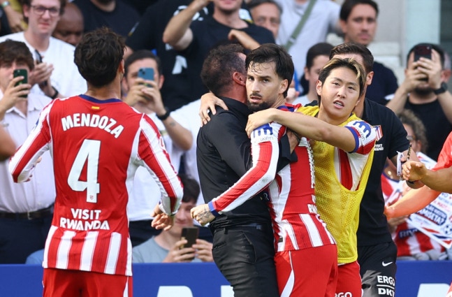 Soccer Football - LaLiga - Espanyol v Atletico Madrid - RCDE Stadium, Cornella de Llobregat, Spain - October 17, 2026 Atletico Madrid's Alex Baena celebrates scoring their first goal with Atletico Madrid coach Diego Simeone and Lee Kang-in REUTERS/Albert Gea