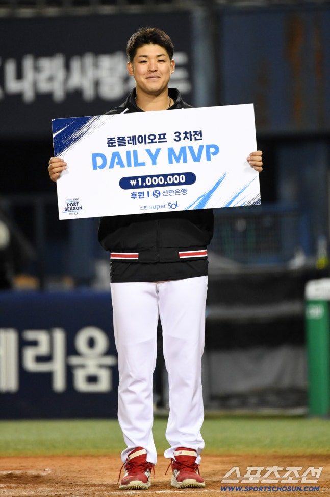 20일 잠실구장에서 열린 LG 트윈스와 KIA 타이거즈의 준PO 3차전. 데일리 MVP 시라카와가 포즈를 취하고 있다. 잠실=박재만 기자 pjm@sportschosun.com/2026.10.20/