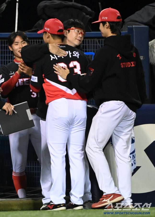20일 잠실야구장에서 열린 KIA와 LG의 준플레이오프 3차전. 6회말 양현종이 마운드를 내려온 시라카와를 안아주고 있다. 잠실=허상욱 기자wook@sportschosun.com/2026.10.20/