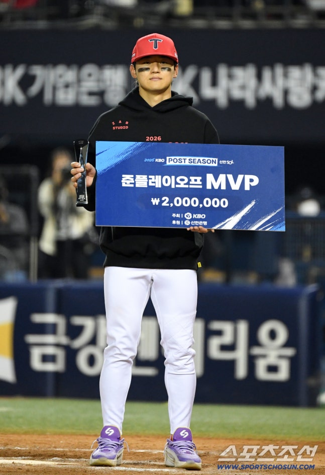 20일 잠실구장에서 열린 LG 트윈스와 KIA 타이거즈의 준PO 3차전. 준플레이오프 MVP 김도영이 포즈를 취하고 있다. 잠실=박재만 기자 pjm@sportschosun.com