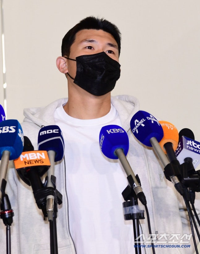 2022 카타르 월드컵에서 활약했던 김민재가 14일 오후 소속팀 SSC 나폴리 복귀를 위해 인천국제공항을 통해 이탈리아로 출국하고 있다. 인천공항=최문영 기자 deer@sportschosun.com/2022.12.14/