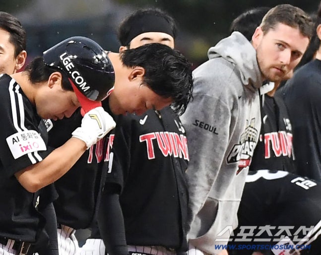 18일 전남광주 기아챔피언스필드에서 준PO 2차전 KIA와 LG의 경기가 열렸다. LG가 3대6으로 패한 가운데 이재원, 구본혁 등 선수들이 고개 숙이고 있다. 이재원은 이날 4타석 모두 삼진으로 물러났다. 광주=송정헌 기자songs@sportschosun.com/2026.10.18/