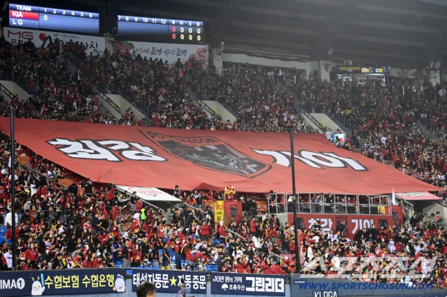 20일 잠실야구장에서 열린 KIA와 LG의 준플레이오프 3차전. 3루 관중석의 KIA 팬들이 응원전을 펼치고 있다. 잠실=허상욱 기자wook@sportschosun.com/2026.10.20/