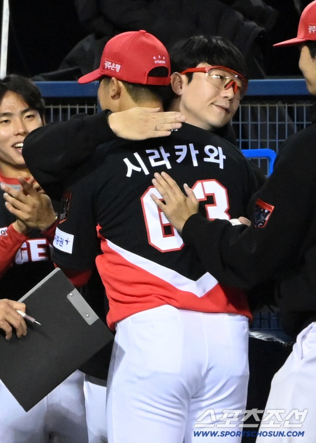 20일 잠실야구장에서 열린 KIA와 LG의 준플레이오프 3차전. 6회말 양현종이 마운드를 내려온 시라카와를 안아주고 있다. 잠실=허상욱 기자wook@sportschosun.com/2026.10.20/