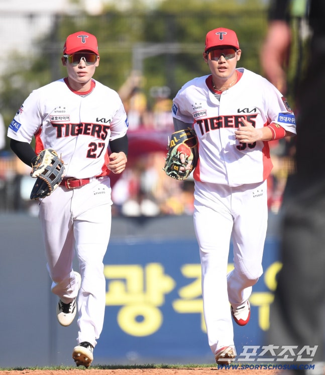 17일 전남광주 기아챔피언스필드에서 준PO 1차전 KIA와 LG의 경기가 열렸다. 3회초 수비 후 더그아웃으로 향하는 KIA 김호령, 하주석. 광주=송정헌 기자songs@sportschosun.com/2026.10.17/