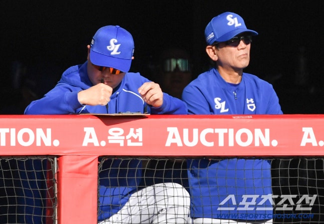 9일 인천SSG랜더스필드에서 열린 SSG와 삼성의 경기. 6회 마운드에 오른 삼성 페덱 피칭을 박진만 감독이 지켜보고 있다. 인천=박재만 기자 pjm@sportschosun.com/2026.10.09/
