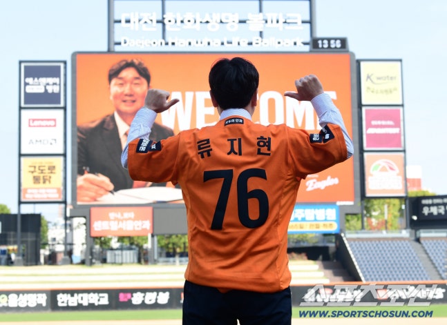 16일 대전 한화생명볼파크에서 한화 이글스 류지현 신임감독 취임식이 열렸다. 대전 볼파크에서 한화 유니폼을 입고 포즈를 취하는 류지현 감독. 대전=송정헌 기자songs@sportschosun.com/2026.10.16/