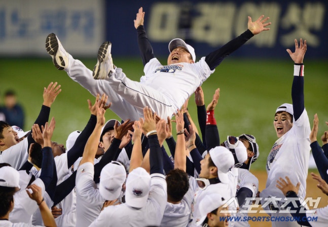 31일 오후 잠실야구장에서 2015 프로야구 한국시리즈 5차전 삼성과 두산의 경기가 열렸다. 삼성을 꺽고 우승을 한 두산 선수들이 김태형 감독을 헹가래치고 있다.잠실=김경민 기자 kyungmin@sportschosun.com / 2015.10.31.