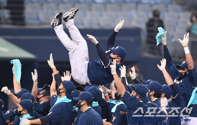 24일 고척스카이돔에서 KS 6차전 NC와 두산의 경기가 열렸다. NC가 두산에 승리하며 시리즈 전적 4승 2패로 통합 우승을 차지했다. 우승 행가레를 받고 있는 이동욱 감독. 고척=송정헌 기자 songs@sportschosun.com/2020.11.24/