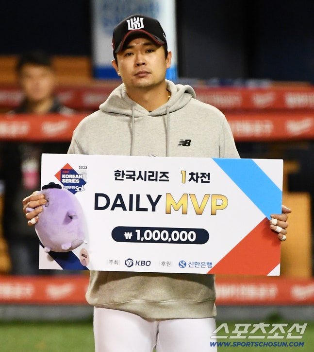 7일 잠실구장에서 열린 LG와 KT의 한국시리즈 1차전. 데일리 MVP KT 문상철이 포즈를 취하고 있다. 잠실=박재만 기자 pjm@sportschosun.com/2023.11.07/