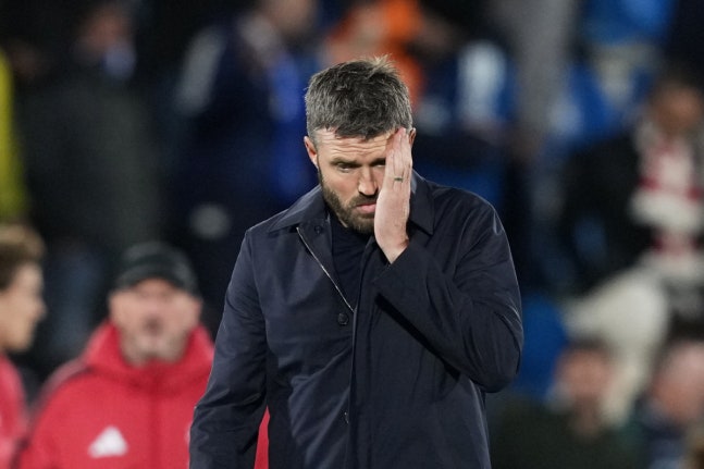 Manchester United's head coach Michael Carrick leaves the pitch after the Champions League opening phase soccer match between Como and Manchester United in Como, Italy, Wednesday, Oct. 21, 2026. (AP Photo/Antonio Calanni)