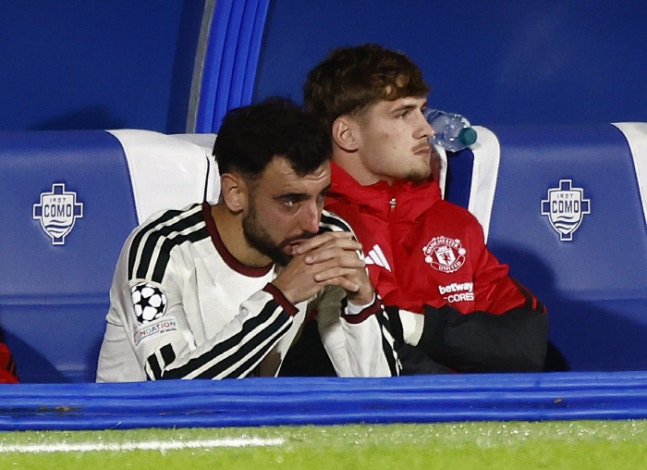 Soccer Football - UEFA Champions League - Como v Manchester United - Stadio Giuseppe Sinigaglia, Como, Italy - October 21, 2026 Manchester United's Bruno Fernandes looks dejected after being substituted REUTERS/Alessandro Garofalo