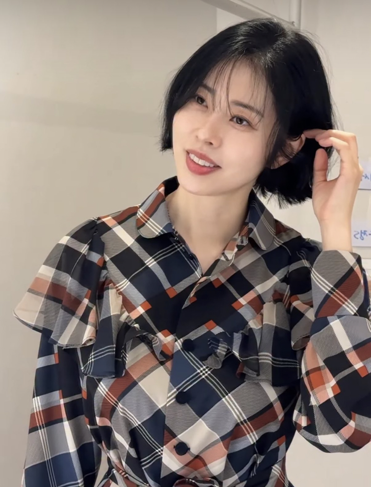 短いボブヘアに変身し、髪先に触れるソ・ドンジュ