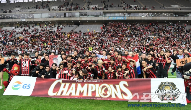 K리그1 FC서울과 강원FC의 경기가 24일 서울월드컵경기장에서 열렸다. 우승을 확정 지은 FC서울 선수단이 환호하고 있다. 상암=박재만 기자pjm@sportschosun.com/2026.10.24/