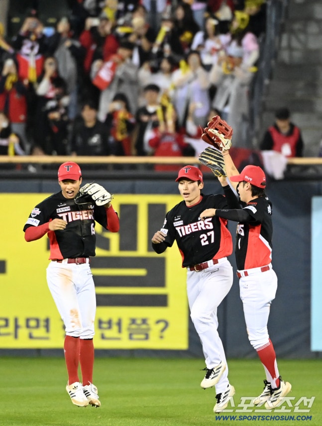 20일 잠실야구장에서 열린 KIA와 LG의 준플레이오프 3차전. KIA가 13대1로 승리하며 플레이오프 진출을 확정했다. 박재현 김호령 박정우가 기쁨을 나누고 있다. 잠실=허상욱 기자wook@sportschosun.com/2026.10.20/