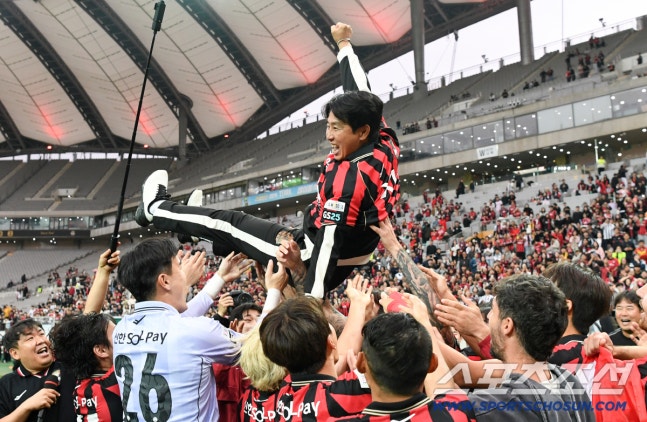 K리그1 FC서울과 강원FC의 경기가 24일 서울월드컵경기장에서 열렸다. 우승을 확정 지은 FC서울 선수들이 김기동 감독을 헹가래치고 있다. 상암=박재만 기자pjm@sportschosun.com/2026.10.24/