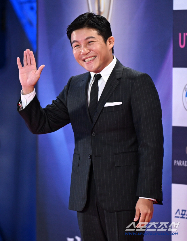 スーツ姿で笑顔を見せて手を振るチョ・セホ