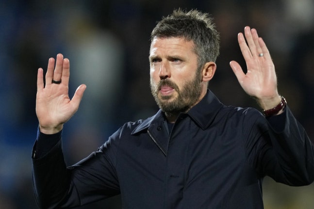 Manchester United's head coach Michael Carrick gestures as he leaves the pitch after the Champions League opening phase soccer match between Como and Manchester United in Como, Italy, Wednesday, Oct. 21, 2026. (AP Photo/Antonio Calanni)