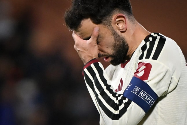 Manchester United's Portuguese midfielder #08 Bruno Fernandes reacts during the UEFA Champions League, league phase matchday 3, football match between Como 1907 and Manchester United at the Stadio Giuseppe Sinigaglia in Como, northen Italy on October 21, 2026. (Photo by PIERO CRUCIATTI / AFP)
