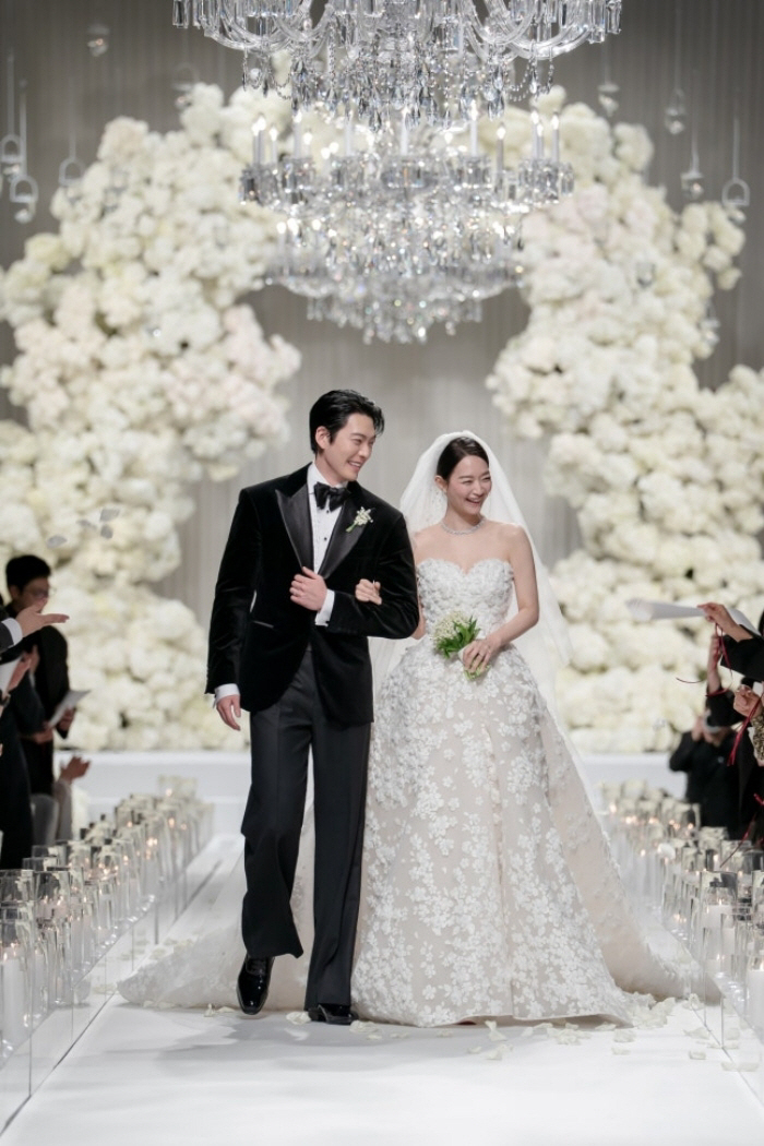 <b>신민아</b>, 10년 연애 후 결혼..김우빈과 현실 신혼생활 "자주 하는 말? ...