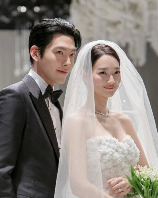結婚式で並ぶシン・ミナとキム・ウビン