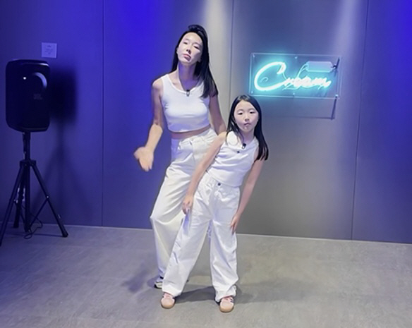 ダンススタジオでA2O LITE「NEON」の振り付けを練習するイ・ジヘと長女テリさん