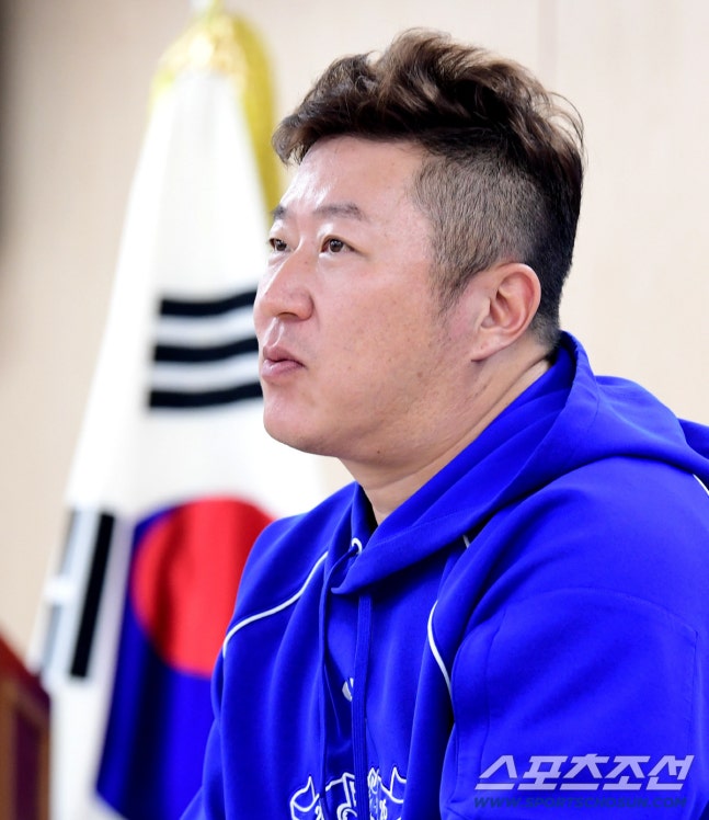25일 대구 삼성라이온즈파크에서 KIA와 삼성의 PO 1차전 경기가 열린다. 인터뷰하고 있는 삼성 최형우. 대구=송정헌 기자songs@sportschosun.com/2026.10.25/