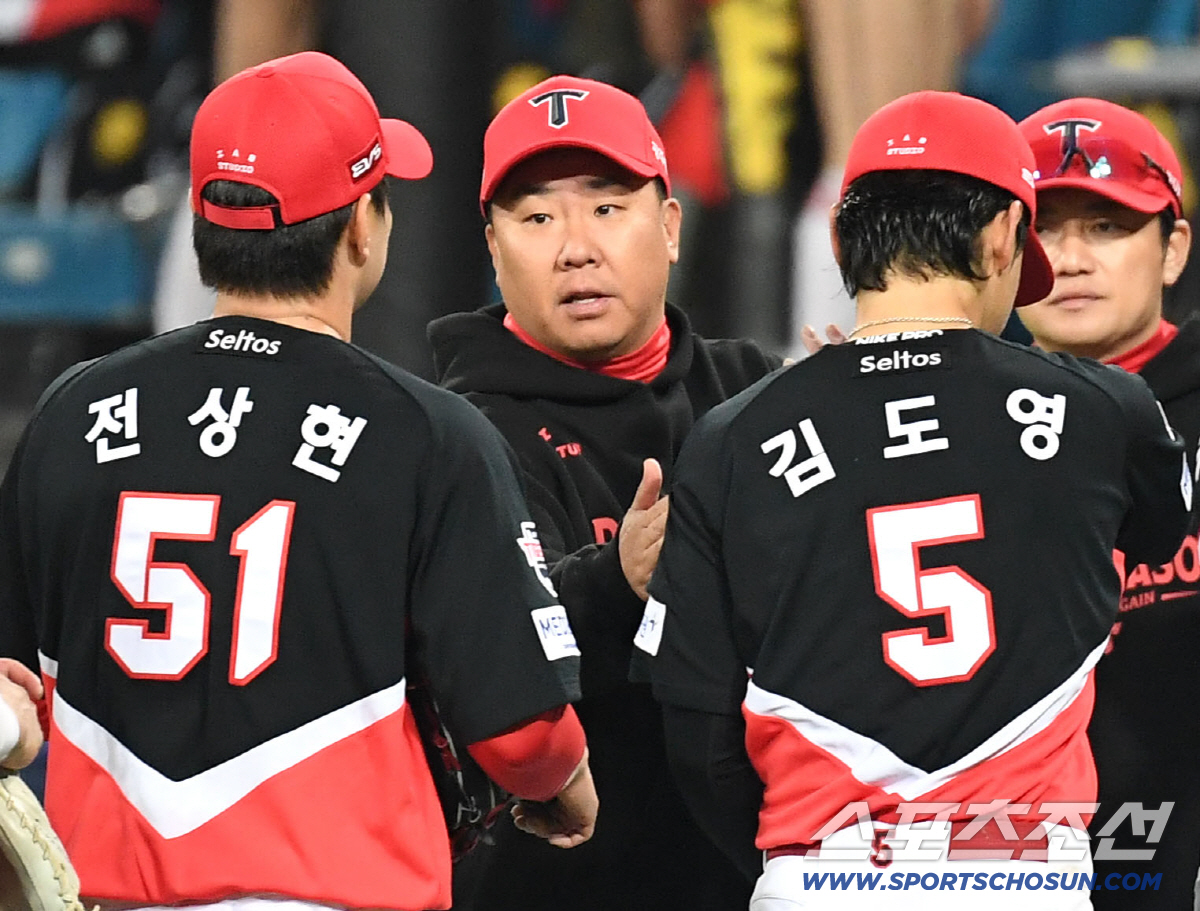 치명적 헤드샷에도 이겼다...<b>이범호 감독</b>은 정해영 챙겼다 "1점으로 막아...