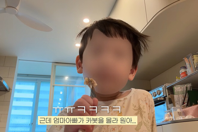 食事中の息子の顔をぼかして映したユン・スンアの動画の一場面