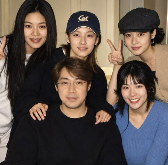 作曲家ユ・ジョンヨンとFIN.K.Lのメンバー4人が並ぶ、2002年頃の録音室写真