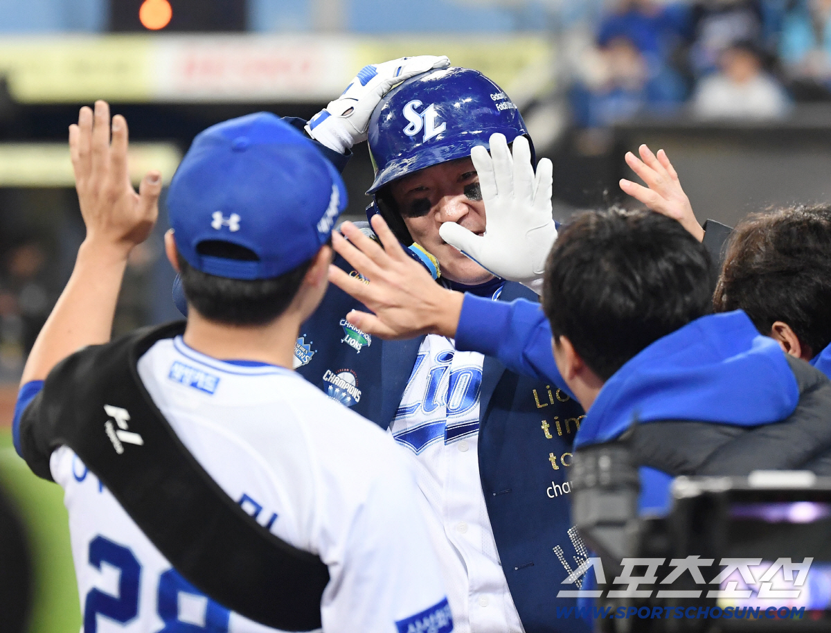 [포토] <b>최형우</b>, 기분 좋은 PS <b>최고령 홈런</b> 신기록