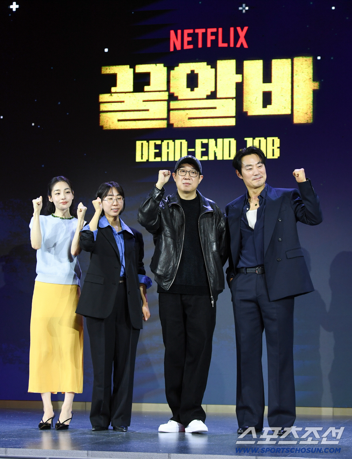 Netflixシリーズ『꿀알바』のロゴを背に、キム・ミンハ、キム・ダミン監督、ハン・ジュニ企画総括、イ・ヒジュンが並ぶ制作発表会の記念写真