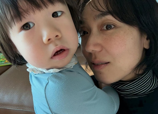 イ・ウンヒョンが息子ヒョンジョさんを抱く親子の写真。
